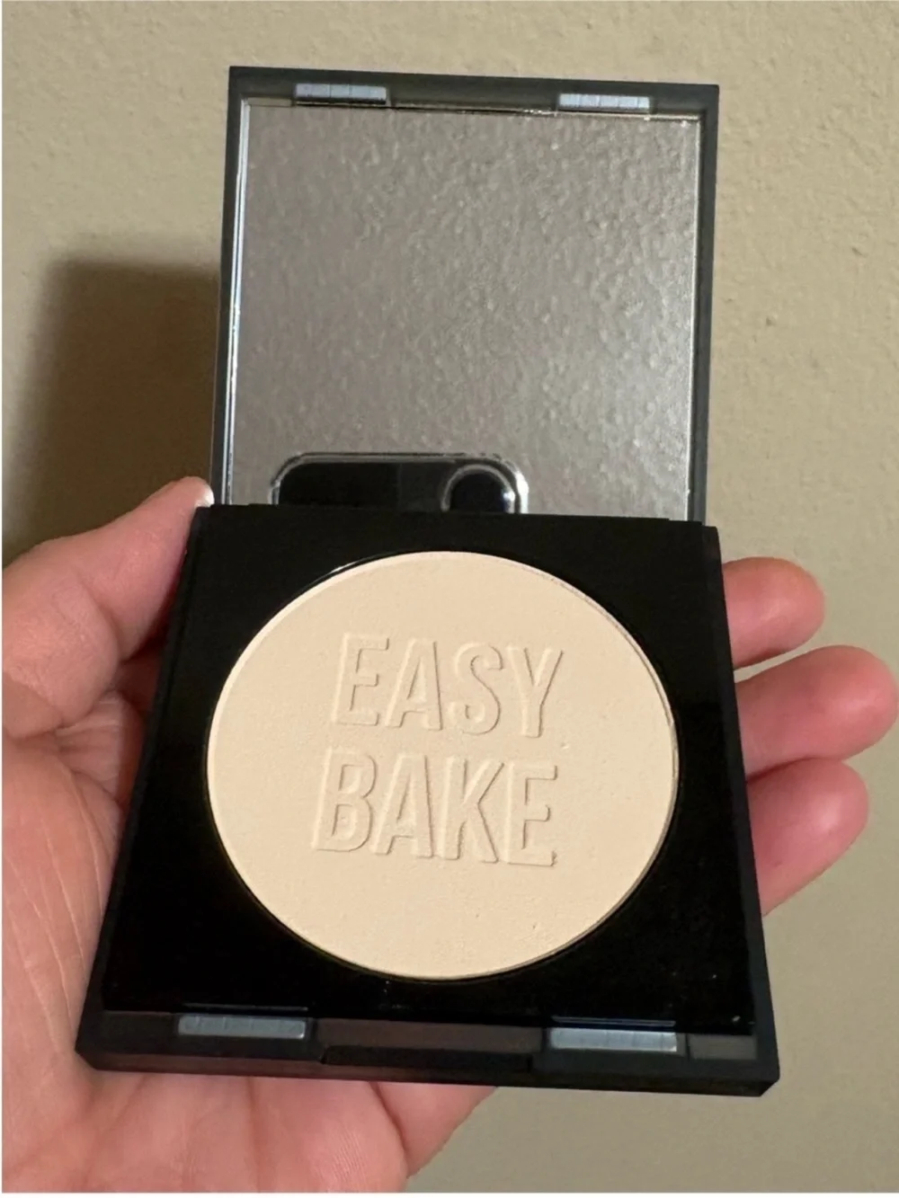 HUDA BEAUTY Easy Bake and Snatch Pressed Brightening & Setting Powder POUND CAKE